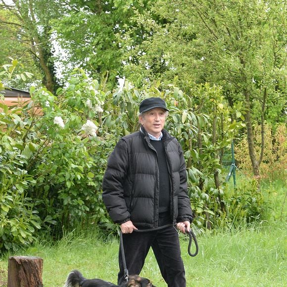 Exclusif - Michel Drucker (casquette) et sa chienne Isia - Mylène Demongeot (présidente du comité d'honneur du refuge de l'Arche de Chateau-Gontier) a reçu en exclusivité Michel Drucker (casquette) et sa femme Dany Saval au refuge de l'Arche à Château-Gontier à l'occasion du deuxième week-end de la protection animale le 1er mai 2015.