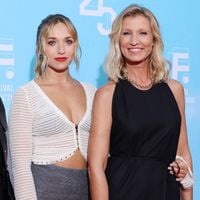 "Mon ex-beau-père qui avait gagné l'Oscar" : Chloé Jouannet, la fille d'Alexandra Lamy, évoque sa jeunesse entourée de Jean Dujardin