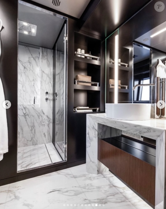 Le yacht possède aussi un immense beach club, plusieurs salons et une cuisine extérieure haut de gamme.

Capture Instagram @esquirefr