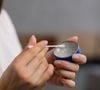 Pour limiter les frottements des chaussures neuves : appliquée sur les talons et les orteils, elle peut aider à réduire les irritations.

Pexels