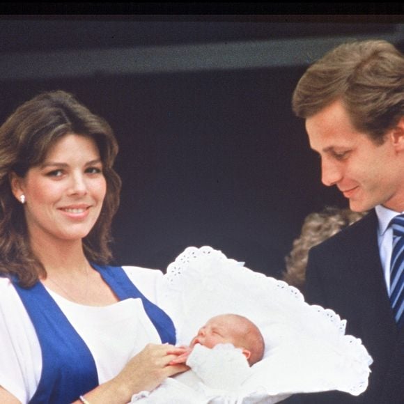 En effet, la mariée avait opté pour une réalisation de la maison Dior. Une robe portefeuille, réalisée en crêpe de soie champagne avec un nœud à la taille.

Caroline de Monaco et son fils Andrea aux côtés de Stefano Carisaghi