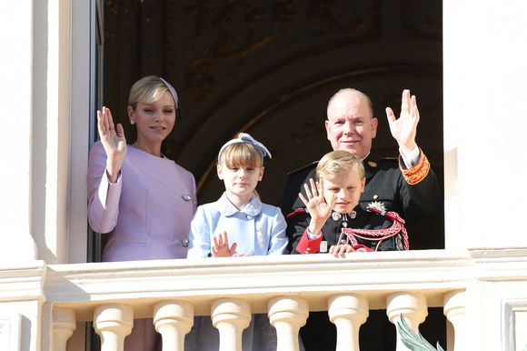 Le prince Albert II de Monaco, la princesse Charlene, le prince héréditaire Jacques et la princesse Gabriella - La famille princière de Monaco au balcon du palais, à l'occasion de la Fête Nationale de Monaco, le 19 novembre 2024.  © Claudia Albuquerque / Bestimage