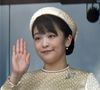 Il s'agit de la princesse Mako, nièce de l’empereur Naruhito.

La princesse Mako - Le nouvel empereur du Japon a prononcé son tout premier discours public devant une foule de plusieurs dizaines de milliers de personnes. Il a lancé un appel à la paix dans le monde.
Naruhito est âgé de 59 ans. Il a accédé au trône du Chrysantème, suite à l’abdication de son père Akihito.  

Photo : Aflo / Bestimage