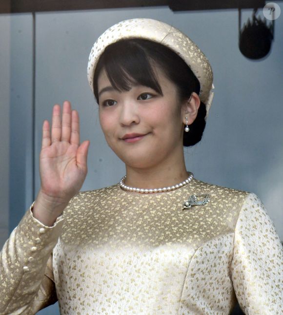 Il s'agit de la princesse Mako, nièce de l’empereur Naruhito.

La princesse Mako - Le nouvel empereur du Japon a prononcé son tout premier discours public devant une foule de plusieurs dizaines de milliers de personnes. Il a lancé un appel à la paix dans le monde.
Naruhito est âgé de 59 ans. Il a accédé au trône du Chrysantème, suite à l’abdication de son père Akihito.  

Photo : Aflo / Bestimage