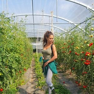 L'arrivée de la comédienne a "redonné vie à notre village", estime une habitante.

Lucie Lucas dans son petit village breton de Plorec