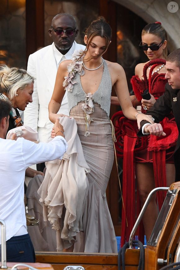 Des remarques pas très classes ni très bienveillantes pour la jeune femme.

Vittoria Ceretti, compagne de Léonardo Dicaprio au mariage de Jeff Bezos et Lauren Sanchez juin 2025 @Backgrid UK/ Bestimage