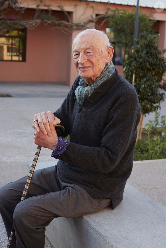 C'est à Marrakech, dans sa villa qu'Edgar Morin trouvait le repos.

Edgar Morin lors d'une séance photo au Maroc le 27 janvier 2024. 

Photo par Youssef Boudlal/ABACAPRESS.COM