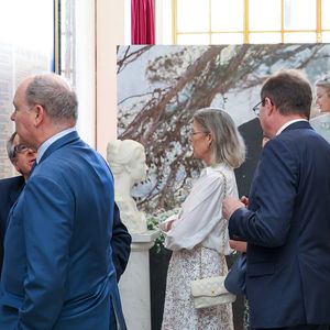 Visite de l’exposition « Le mariage du siècle » par S.A.S. le prince Albert II de Monaco, S.A.R. La princesse Caroline de Hanovre, S.A.S. la princesse Alexandra de Hanovre et les commissaires Thomas Fouilleron et Vincent Vatrican au palais princier de Monaco, le 17 juin 2026. © Jean-Charles Vinaj/Pool Monaco/Bestimage