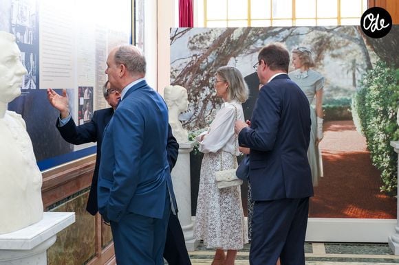Visite de l’exposition « Le mariage du siècle » par S.A.S. le prince Albert II de Monaco, S.A.R. La princesse Caroline de Hanovre, S.A.S. la princesse Alexandra de Hanovre et les commissaires Thomas Fouilleron et Vincent Vatrican au palais princier de Monaco, le 17 juin 2026. © Jean-Charles Vinaj/Pool Monaco/Bestimage