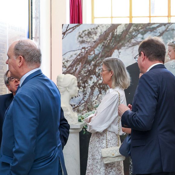 Visite de l’exposition « Le mariage du siècle » par S.A.S. le prince Albert II de Monaco, S.A.R. La princesse Caroline de Hanovre, S.A.S. la princesse Alexandra de Hanovre et les commissaires Thomas Fouilleron et Vincent Vatrican au palais princier de Monaco, le 17 juin 2026. © Jean-Charles Vinaj/Pool Monaco/Bestimage