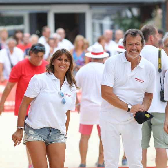 Jean-Luc Reichmann et sa femme Nathalie lors du trophée de pétanque "Sénéquier 209" sur la place des Lices à Saint-Tropez, Côte d'Azur, France, le 22 août 2019.  (AGENCE / BESTIMAGE).