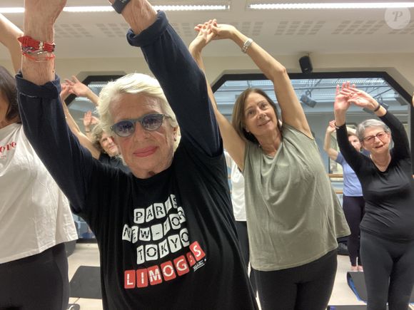 Elle continue de donner des cours tous les jours...

Véronique de Villèle, en pleine forme à 78 ans : l’ancienne présentatrice de Gym Tonic prodigue ses conseils aux seniors pour les aider à garder la forme.