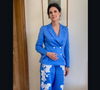 Il s'agit d'un pantalon et d'une veste en chambray de lin bleu avec broderies blanches.
Apolline de Malherbe en ensemble bleu Anne Fontaine, parfait pour les beaux jours.