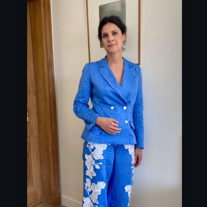 Il s'agit d'un pantalon et d'une veste en chambray de lin bleu avec broderies blanches.

Apolline de Malherbe en ensemble bleu Anne Fontaine, parfait pour les beaux jours.