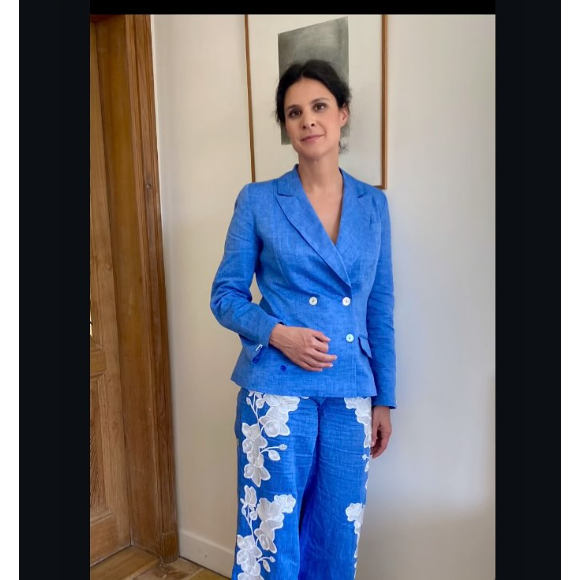 Il s'agit d'un pantalon et d'une veste en chambray de lin bleu avec broderies blanches.

Apolline de Malherbe en ensemble bleu Anne Fontaine, parfait pour les beaux jours.