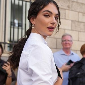 "Je pense qu’il est tout aussi important de savoir préserver ce à quoi on tient vraiment", a-t-elle confié. 
Deva Cassel assiste au défilé Haute Couture Automne/Hiver 2026/2027 de Christian Dior, dans le cadre de la Fashion Week de Paris, le 6 juillet 2026 à Paris, en France. (Crédit © Lucia Sabatelli)