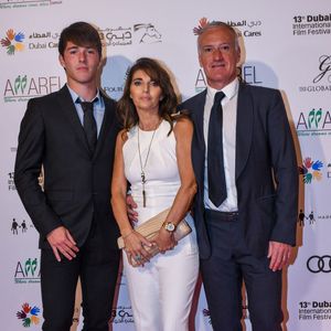 Didier Deschamps, accompagné de son épouse Claude et de son fils Dylan (à gauche), arrive au dîner de gala caritatif « Global Gift », organisé à l'hôtel Four Seasons de Dubaï, aux Émirats arabes unis, le 12 décembre 2016. Photo : Balkis Press/ABACAPRESS.COM