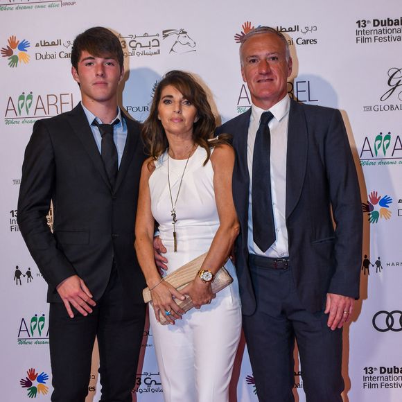 Didier Deschamps, accompagné de son épouse Claude et de son fils Dylan (à gauche), arrive au dîner de gala caritatif « Global Gift », organisé à l'hôtel Four Seasons de Dubaï, aux Émirats arabes unis, le 12 décembre 2016. Photo : Balkis Press/ABACAPRESS.COM