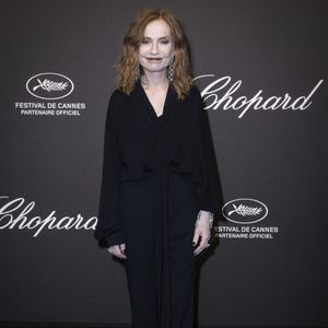 tout comme Isabelle Huppert

Isabelle Huppert - Photocall du dîner "Chopard Universe 2025" à l'aéroport de Mandelieu lors du 78ème Festival International du Film de Cannes le 19 mars 2025. © Olivier Borde/Bestimage