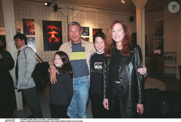 Jean-Marie Périer avec sa femme et ses enfants lors du vernissage d'une exposition.
Crédit : AGENCE / BESTIMAGE