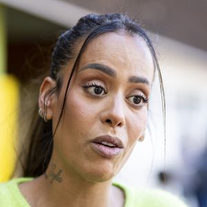 Exclusif - La chanteuse française Amel Bent lors de la lecture de la dictée ELA, avec le texte "L’oubliée" écrit spécialement par Valérie Perrin pour la 22ème édition de la campagne "Mets tes baskets et bats la maladie" en soutien à l'Association Européenne de Leucodystrophie (ELA) à l'école de Bougival, France, le 14 octobre 2025. © Pierre Perusseau/Bestimage