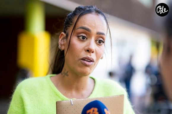 Exclusif - La chanteuse française Amel Bent lors de la lecture de la dictée ELA, avec le texte "L’oubliée" écrit spécialement par Valérie Perrin pour la 22ème édition de la campagne "Mets tes baskets et bats la maladie" en soutien à l'Association Européenne de Leucodystrophie (ELA) à l'école de Bougival, France, le 14 octobre 2025. © Pierre Perusseau/Bestimage
