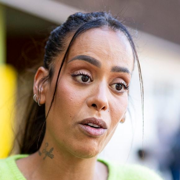 Exclusif - La chanteuse française Amel Bent lors de la lecture de la dictée ELA, avec le texte "L’oubliée" écrit spécialement par Valérie Perrin pour la 22ème édition de la campagne "Mets tes baskets et bats la maladie" en soutien à l'Association Européenne de Leucodystrophie (ELA) à l'école de Bougival, France, le 14 octobre 2025. © Pierre Perusseau/Bestimage