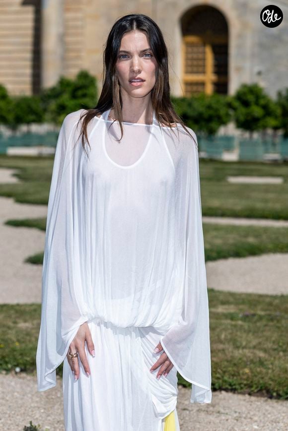 Charlotte Cardin au défilé de mode Jacquemus dans les jardins de l’Orangerie à Versailles le 29 juin 2025.

© Olivier Borde/Bestimage
