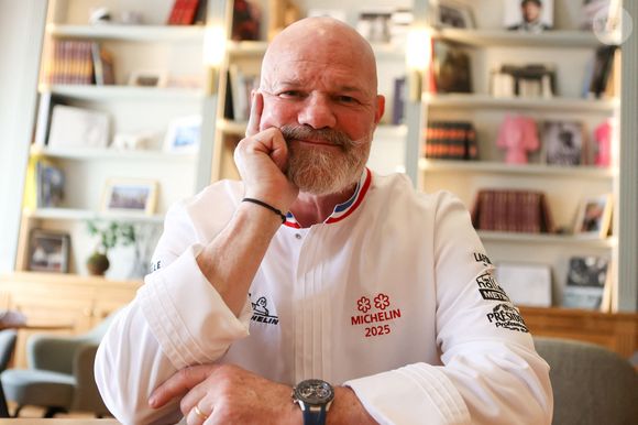 Exclusif - Le chef Philippe Etchebest dans les cuisines de son restaurant "Maison Nouvelle" à Bordeaux, le 11 avril 2025. ©Jean-Marc Lhomer/Bestimage.