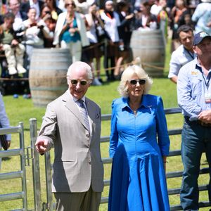 Le roi Charles III d'Angleterre et Camilla Parker Bowles, reine consort d'Angleterre, participent au barbecue communautaire à Sydney, le 22 octobre 2024. (Mirrorpix / Bestimage).