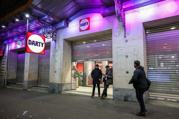 Angelina Jolie a privatisé Darty, l'un des plus grands magasins d'électroménager de Paris, de 22 heures à minuit pour faire ses achats de Noël en toute tranquillité avec Pax, Paris, France, le 11 décembre 2024. Photo by Nacer Aissaoui/Splash News/ABACAPRESS.COM