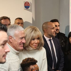Brigitte Macron et Didier Deschamps au milieu des enfants hospitalisés au CHU de Bordeaux, à l'occasion du lancement de l'opération Pièces Jaunes 2025, le 8 janvier 2025. Le sélectionneur de l'équipe de France, vainqueur de la Coupe du monde 2018, Didier Deschamps, a annoncé le 8 janvier 2025 qu'il quitterait son poste après la phase finale de 2026. 
© Fabien Cottereau - Patrick Bernard/Bestimage