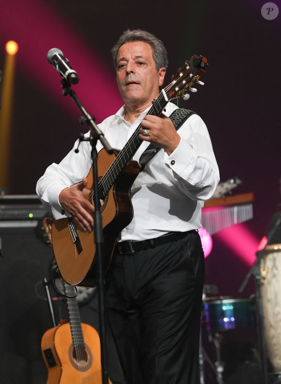 Il s'agit de Chico Bouchikhi 

Exclusif - Chico Bouchikhi - Chico & The Gypsies célèbrent 45 ans de carrière au Palais des Congrès avec un concert symphonique inédit le 24 mai 2025. Portés par 80 musiciens et des invités prestigieux, leurs tubes cultes ont résonné dans une version grandiose, entre rumba, flamenco et symphonie.
© Guirec Coadic / Bestimage