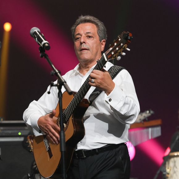 Il s'agit de Chico Bouchikhi 

Exclusif - Chico Bouchikhi - Chico & The Gypsies célèbrent 45 ans de carrière au Palais des Congrès avec un concert symphonique inédit le 24 mai 2025. Portés par 80 musiciens et des invités prestigieux, leurs tubes cultes ont résonné dans une version grandiose, entre rumba, flamenco et symphonie.
© Guirec Coadic / Bestimage