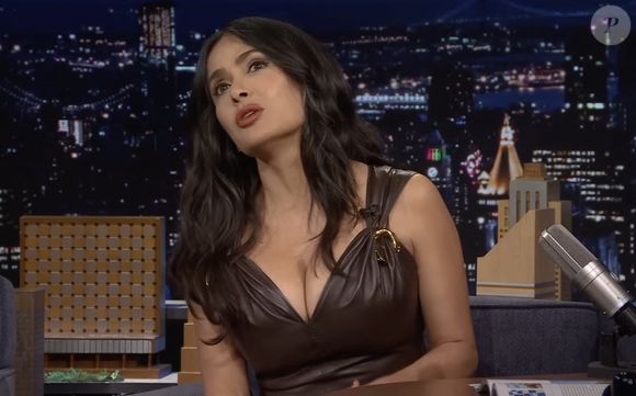 La belle brune était présente au festival de musique anglais de Glastonbury.

 Salma Hayek, l'actrice de "Frida", se rapproche de quelques hommes effrayants - sous la forme d'insectes exotiques.
©JLPPA / Bestimage