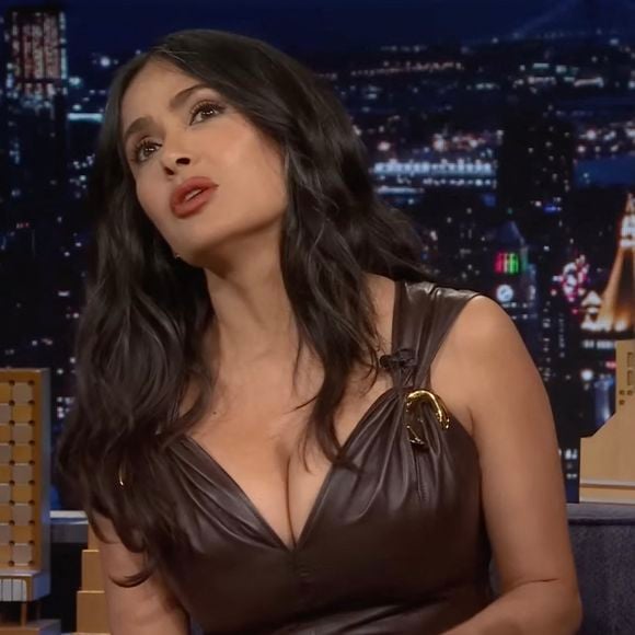 La belle brune était présente au festival de musique anglais de Glastonbury.

 Salma Hayek, l'actrice de "Frida", se rapproche de quelques hommes effrayants - sous la forme d'insectes exotiques.
©JLPPA / Bestimage