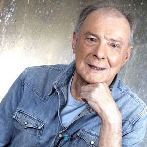 Herbert Léonard est décédé en mars dernier à 80 ans, des suites d’un cancer du poumon.

Portrait de Herbert Léonard lors de l'enregistrement de l'émission "Chez Jordan de Luxe" à Paris. © Cédric Perrin / Bestimage