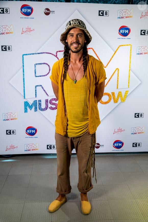 Dès cet été, il se réinstalle sur le bassin d’Arcachon auprès de sa famille.

Flo Delavega - Photocall et Backstage de l'événement musical "RFM Music Show" édition spéciale pour les 40 ans de la célèbre radio au Palais des Sports de Levallois-Perret et avec le retour des lives.
Levallois-Perret le 26 juin 2021
© Veeren Ramsamy - Pierre Perusseau / Bestimage
