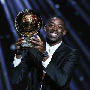 Ousmane Dembélé sacré Ballon d'or !

Le joueur français du Paris Saint-Germain, Ousmane Dembele, pose avec son trophée lors de la cérémonie de remise du Ballon d'Or France Football  au Théâtre du Chatelet à Paris, France. Photo de Gao Jing/Xinhua/ABACAPRESS.COM