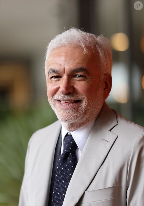 N'oublions pas non plus la présence de Pascal Praud.

Pascal Praud au village lors des Internationaux de France de Tennis de Roland Garros 2025, à Paris, France, le 4 Juin 2025. © Jacovides-Moreau/Bestimage