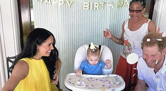 Le prince Harry, duc de Sussex et Meghan Markle, duchesse de Sussex, dévoilent des photos et des vidéos inédites de leur fils Archie dans "Harry & Meghan" (Netflix). La jeune famille peut également être vue dans un court vidéo-clip célébrant le premier anniversaire de Lilibet, avec Archie effronté grimpant sur la table pour aider sa petite soeur à souffler les bougies sur un énorme gâteau. Dans le sixième épisode, la princesse Eugénie rend visite à son cousin Harry aux États-Unis, le rejoignant pour un moment de complicité avec Archie sur la plage. Le 15 décembre 2022. 