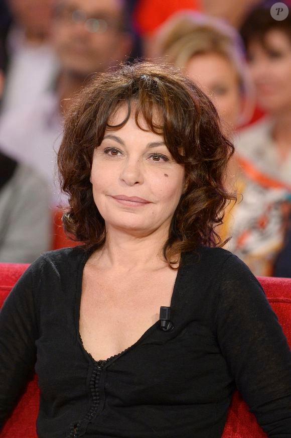 Elle expliquait : "Sa mère vit à Paris et retourne de temps en temps au Niger, son pays d'origine. Quand je l'ai rencontrée, elle voyageait beaucoup et je lui ai dit: "Si tu veux, je garde ta fille." 

Isabelle Mergault - Enregistrement de l'émission "Vivement Dimanche" à Paris le 16 Septembre 2015 et qui sera diffusée le 20 Septembre 2015. - Invités principal Valérie Lemercier COADIC GUIREC / BESTIMAGE