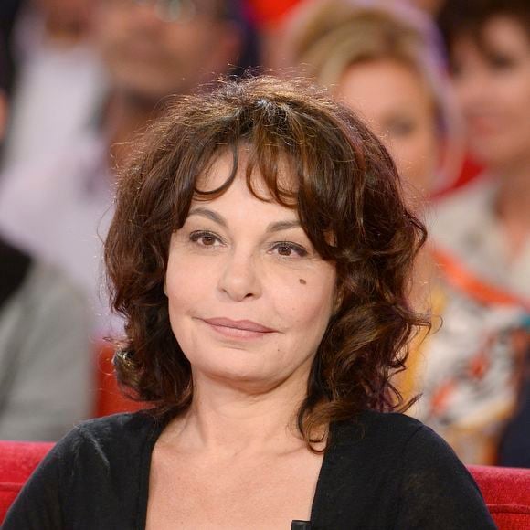 Elle expliquait : "Sa mère vit à Paris et retourne de temps en temps au Niger, son pays d'origine. Quand je l'ai rencontrée, elle voyageait beaucoup et je lui ai dit: "Si tu veux, je garde ta fille." 

Isabelle Mergault - Enregistrement de l'émission "Vivement Dimanche" à Paris le 16 Septembre 2015 et qui sera diffusée le 20 Septembre 2015. - Invités principal Valérie Lemercier COADIC GUIREC / BESTIMAGE