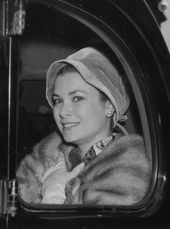 Puisque c'est là que leur grand-mère paternelle, Grace Kelly, a tourné certains de ses plus grands films...

La princesse Grace de Monaco est ici conduite en taxi depuis son hôtel. Elle est à Londres pour une visite privée d'une semaine, le 4 décembre 1959. Photo T Dixon/The Times/News Licensing/Abaca