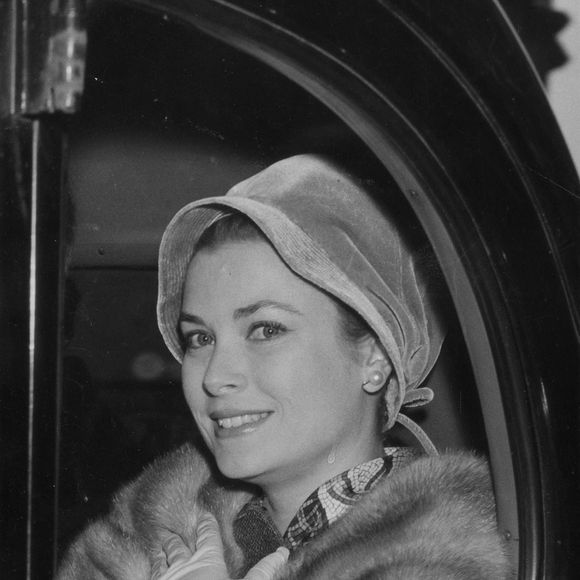 Puisque c'est là que leur grand-mère paternelle, Grace Kelly, a tourné certains de ses plus grands films...

La princesse Grace de Monaco est ici conduite en taxi depuis son hôtel. Elle est à Londres pour une visite privée d'une semaine, le 4 décembre 1959. Photo T Dixon/The Times/News Licensing/Abaca