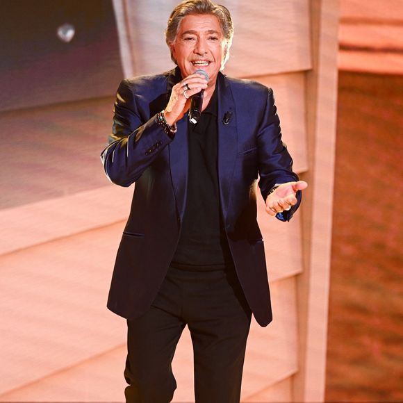 Pour l'occasion, il reçoit Frédéric François, célèbre chanteur des années 70 qui se montrait rassurant sur son état de santé après avoir été annoncé hospitalisé.

Exclusif - Frédéric François lors de l'enregistrement de l'émission Vivement dimanche présentée par M.Drucker aux studios Rive Gauche, à Paris, France, le 1er octobre 2025. Diffusion sur France 3 le 9 novembre 2025. © Guillaume Gaffiot/Bestimage