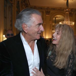 De leurs premiers jeux de séduction à leurs rendez-vous secrets, le couple a écrit une histoire hors du commun.

Bernard-Henri Lévy et Arielle Dombasle - Arielle Dombasle est élevée au rang d’Officière de l’ordre des Arts et Lettres au Ministère de la Culture à Paris le 08 Décembre 2025. 

© Bertrand Rindoff / Bestimage
