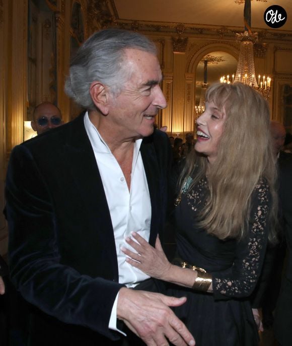 De leurs premiers jeux de séduction à leurs rendez-vous secrets, le couple a écrit une histoire hors du commun.

Bernard-Henri Lévy et Arielle Dombasle - Arielle Dombasle est élevée au rang d’Officière de l’ordre des Arts et Lettres au Ministère de la Culture à Paris le 08 Décembre 2025. 

© Bertrand Rindoff / Bestimage