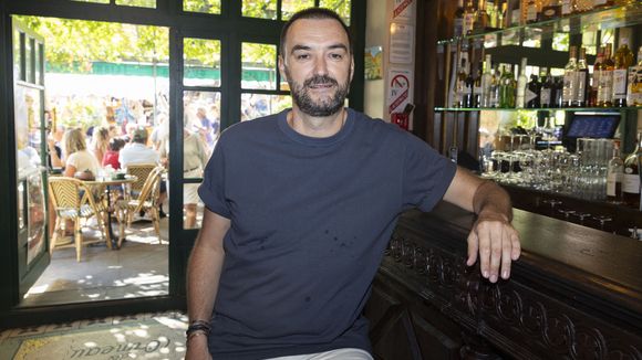 "Maintenant, j'ai mes racines" : Cyril Lignac a quitté Paris mais garde des attaches fortes avec ce quartier où il s'est établi