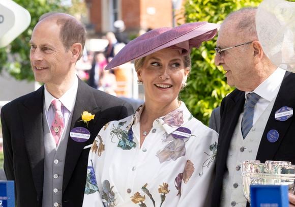 Le prince Edward, duc d'Edimbourg, et Sophie Rhys-Jones, duchesse d'Edimbourg, lors des présentations des Ribblesdale Stakes à Ascot, le 20 juin 2024.